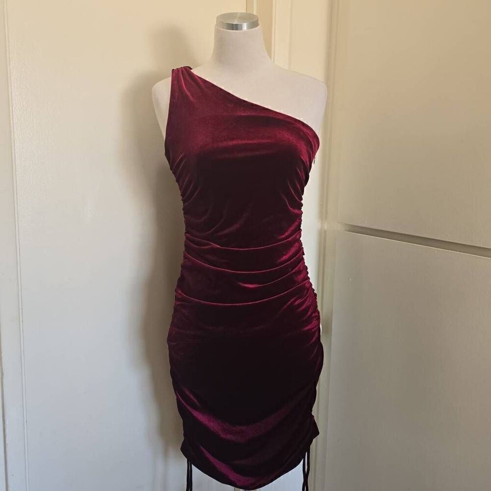 HOUSE OF HARLOW 1960 Dress Women's One Shoulder Velvet Ruched Side Garnet Nicole